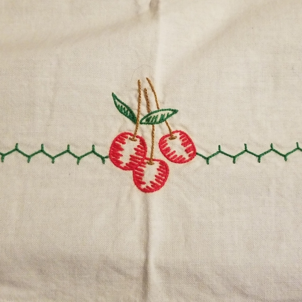 Small Fruit embroidered tablecloth - Picture 3 of 6